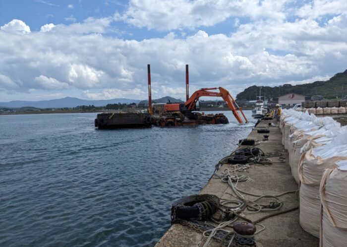 浅茂川漁港泊地浚渫工事