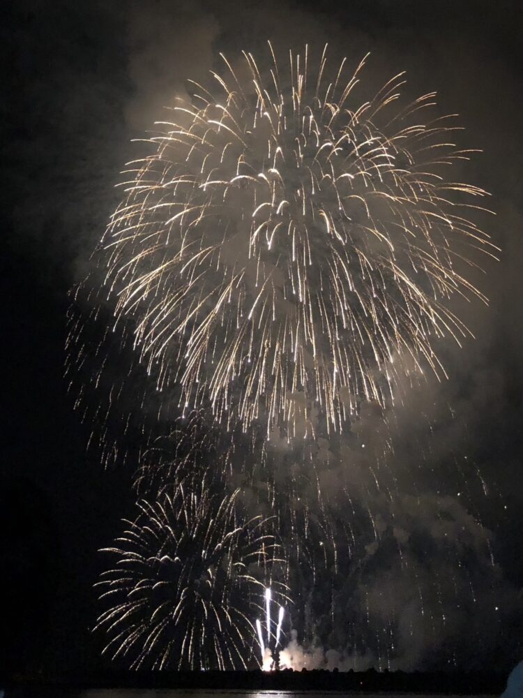 ”第49回 香住ふるさとまつり” 及び ”第39回 浦富海岸元気フェスティバル”で花火台船の運航を行いました。