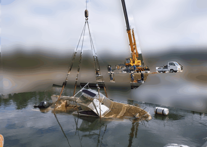 大雪による座礁船（計4隻）の引き揚げ作業